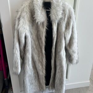 Elegant Faux Fur Coat in Gray